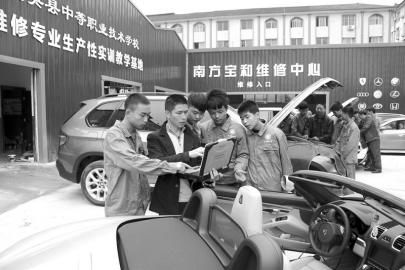 大英縣中等職業學校通過“引企入校”，將企業維修中心建到了校園內，圖為企業專業技師向學生講解高檔轎車的保養維修技巧。