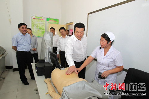 俞江林總裁參觀實訓基地。