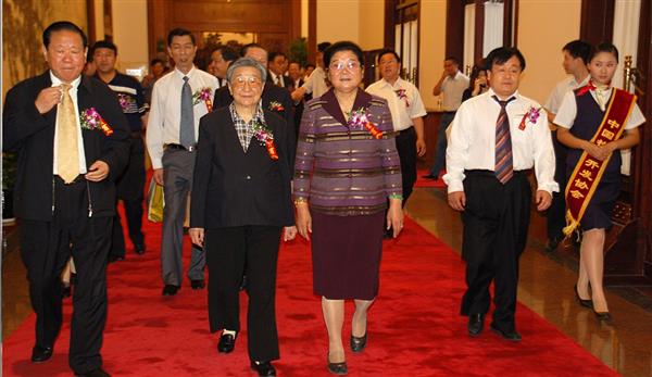 全國政協副主席錢正英（左一）、十五屆中央委員顧秀蓮（左三）、國務院扶貧主任，政協常委胡富國（左一）、北方汽車專修學校曹振峰董事長（右一）在人民大會堂共同出席北方學校七千萬扶貧工程